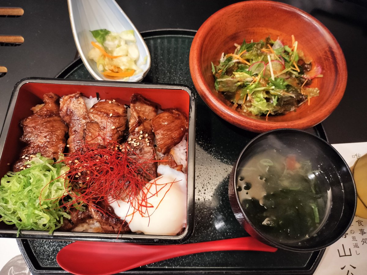 9632_029's tweet photo. 米沢行きました
早速、米沢牛特上ハラミ重
いただきました
ごちそうさまです😋 https://t.co/G8VQOUlCA7