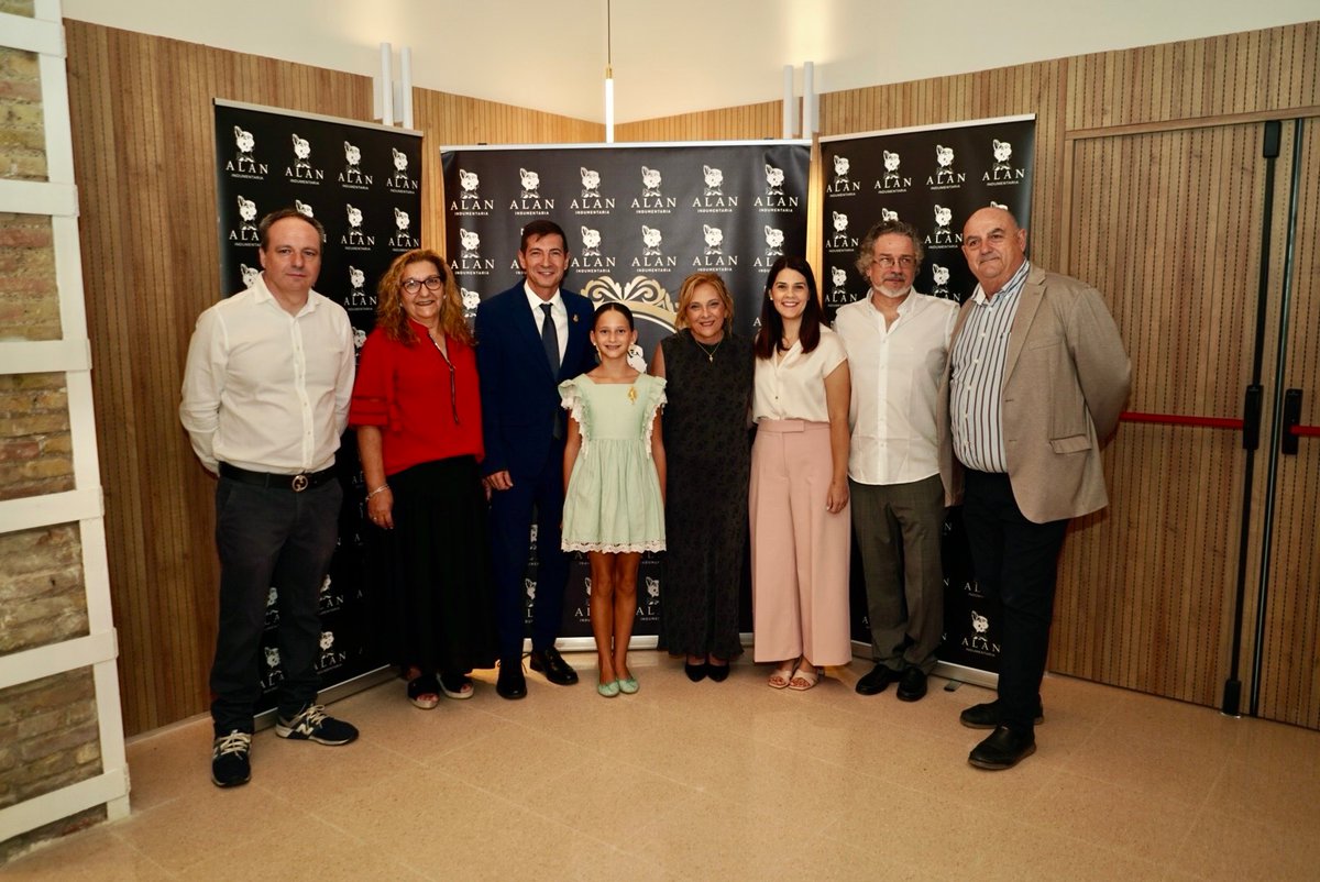 JCF_Valencia's tweet photo. ✨La firma Alan Indumentaria celebra una data molt especial: els seus 50 anys d’història, i ho va fer amb una gala commemorativa en què van posar en valor tota una trajectòria dedicada a la indumentària valenciana.

🥰L’acte, celebrat al Teatre El Progrés de Burjassot, va reunir destacades representants del món faller, entre elles la Fallera Major de València, la Fallera Major Infantil de València i la Cort d’Honor Infantil.

🪡Durant la gala, es va poder disfrutar d’una xicoteta mostra del treball que realitza l’empresa, mostrant l’artesania, la dedicació i l’atenció al detall que hi ha darrere de cada peça.

💫Cinc dècades mantenint viva la nostra indumentària i les nostres tradicions, formant part de la història de les Falles i de la cultura valenciana.

❤️Desde @JCF_Valencia , volem donar l’enhorabona a tot l’equip d’Alan Indumentaria per estos 50 anys d’història i desitjar-los molts més anys d’èxits i tradició.

📸 @Fotofilmax