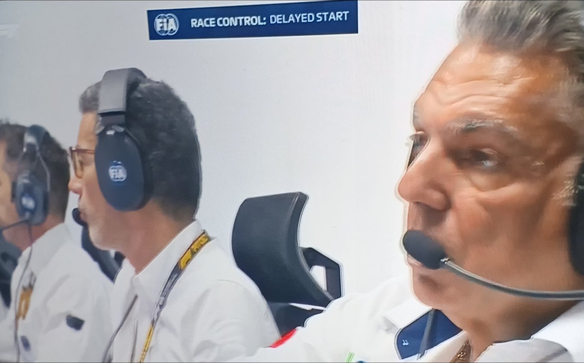 SpectroLPO's tweet photo. Hey you stewpied bureaucratic @fia ppl, start the race very soon now! this is the real spirit of Bah-RAIN! #BahrainGP #MalaysiaGP https://t.co/gI4KLAQdrq