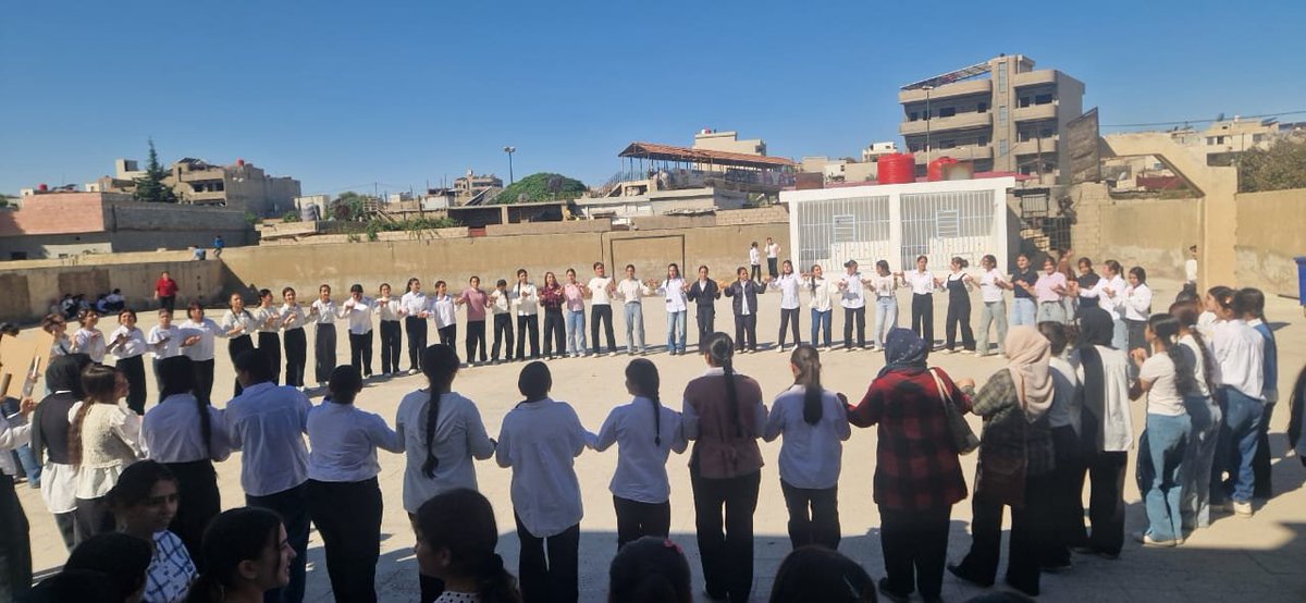 zanadniz's tweet photo. Rojava'da anadil mücadelesi devam ediyor.
Qamişlo'da Jîr okulunda bir araya gelen öğrenciler dersleri boykot ederek Kürtçe'nin resmi dil olarak kabul edilmesini talep ediyorlar.
#Rojava #ZimanaKurdi https://t.co/uPrD8ofBaH