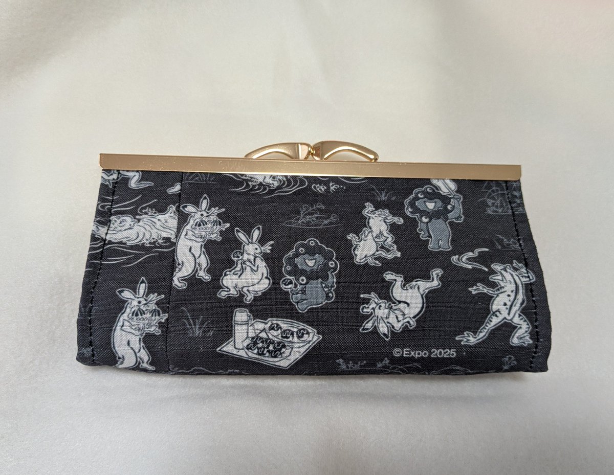 lapislazulineko's tweet photo. お財布新調👛✨️
ミャクミャク鳥獣戯画の黒巾着を分解して作ってみました🪡
根付けをつけるためにカシメを取り付けようと思ってます🖤ᩚ https://t.co/npoisVUqzG