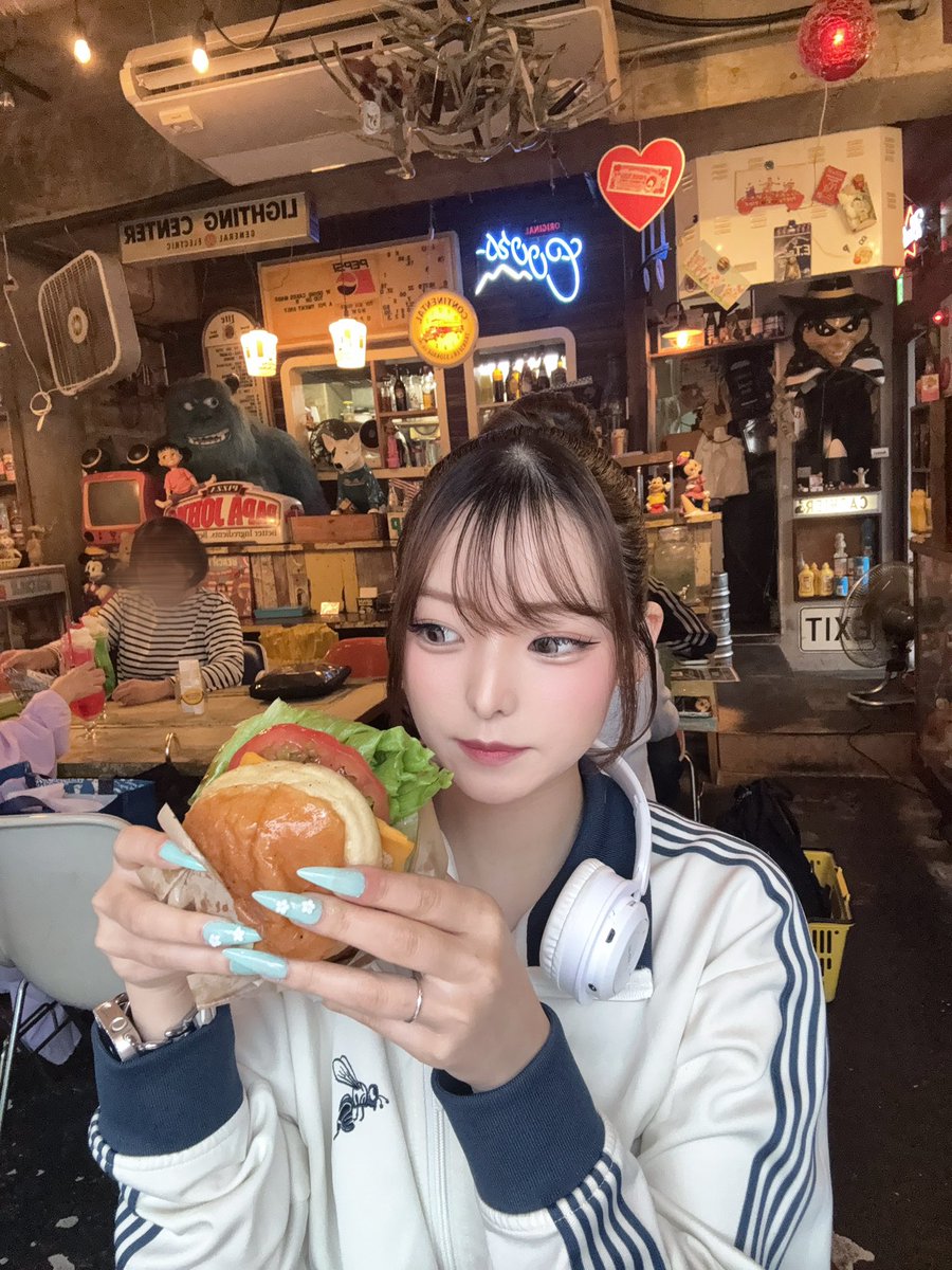 nanashidayo_7's tweet photo. ハンバーガーうま��ぎた🍔🥤💫 https://t.co/1KxxJD2tLj