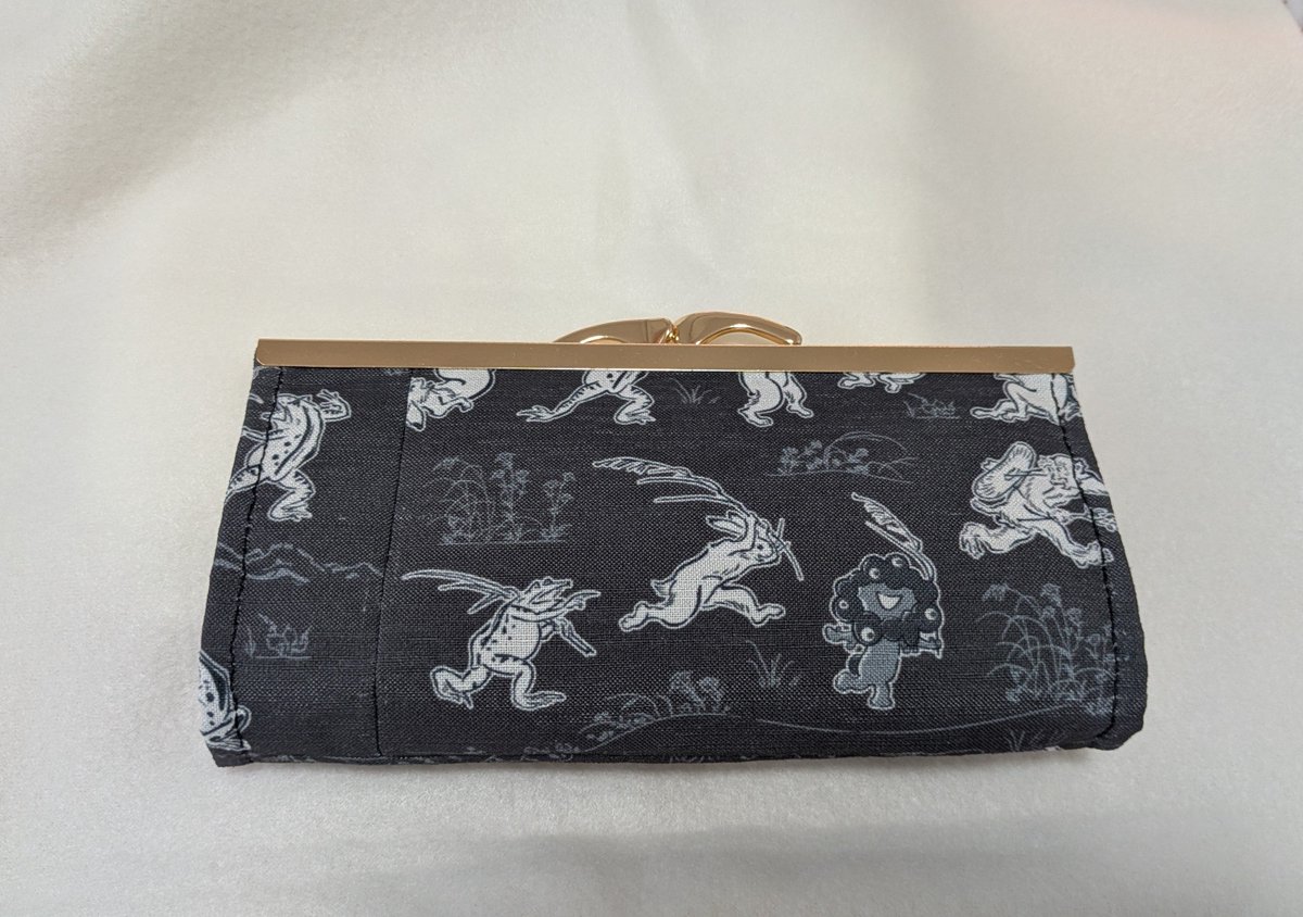 lapislazulineko's tweet photo. お財布新調👛✨️
ミャクミャク鳥獣戯画の黒巾着を分解して作ってみました🪡
根付けをつけるためにカシメを取り付けようと思ってます🖤ᩚ https://t.co/npoisVUqzG