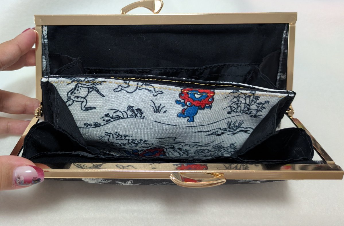 lapislazulineko's tweet photo. お財布新調👛✨️
ミャクミャク鳥獣戯画の黒巾着を分解して作ってみました🪡
根付けをつけるためにカシメを取り付けようと思ってます🖤ᩚ https://t.co/npoisVUqzG