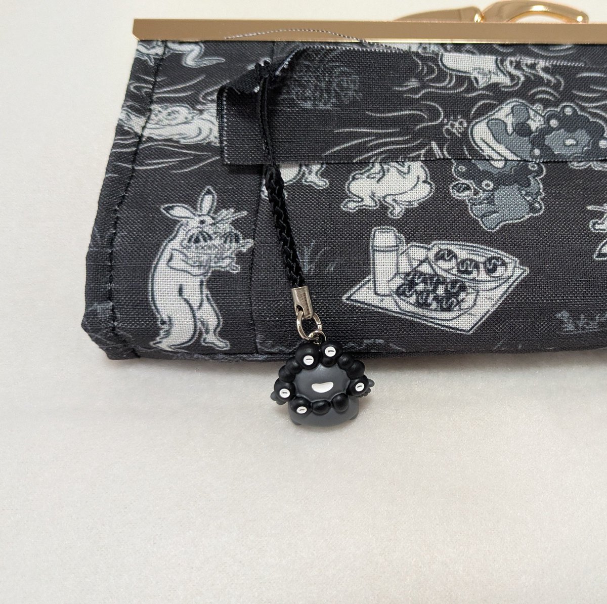 lapislazulineko's tweet photo. お財布新調👛✨️
ミャクミャク鳥獣戯画の黒巾着を分解して作ってみました🪡
根付けをつけるためにカシメを取り付けようと思ってます🖤ᩚ https://t.co/npoisVUqzG