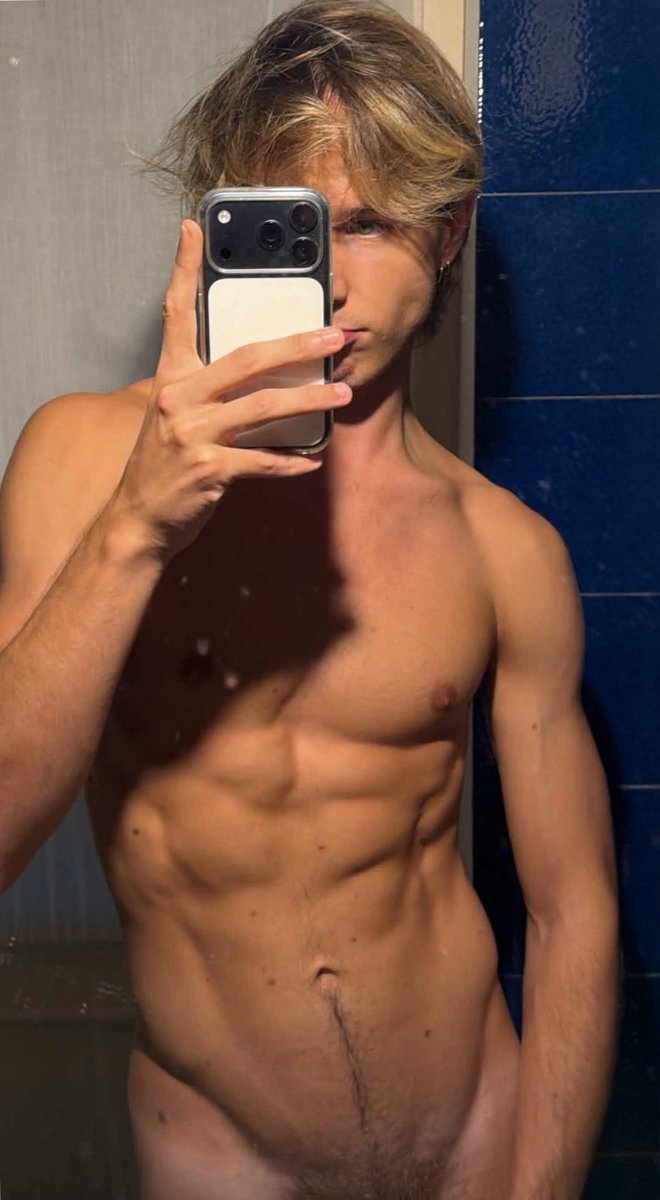ll0renzo's tweet photo. Looking for cuddles https://t.co/1HqnCgjkpH