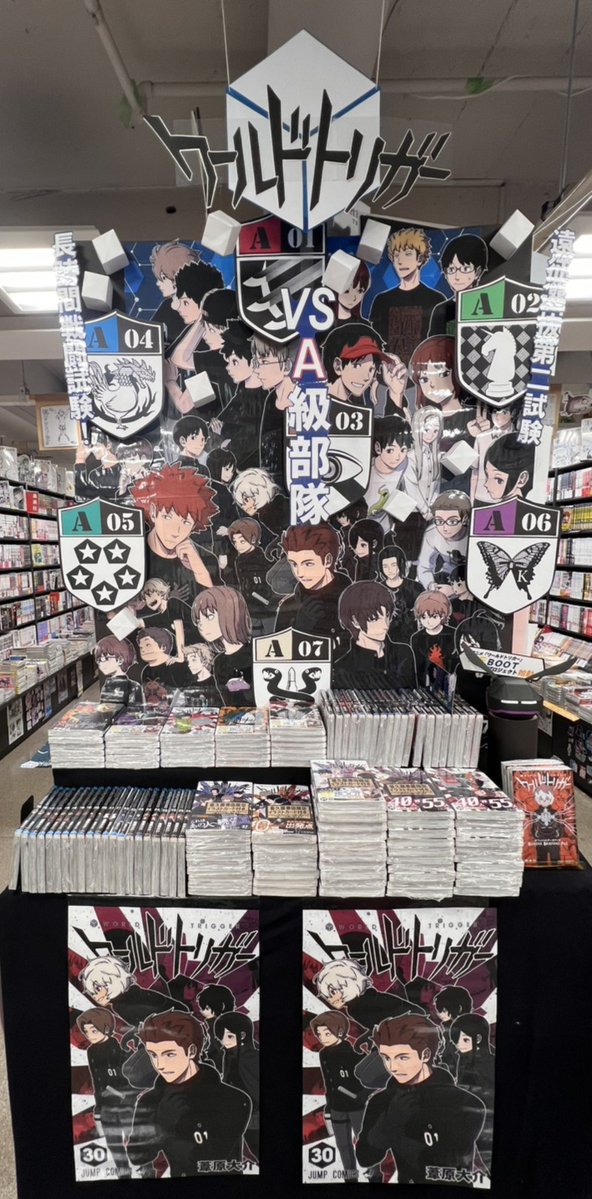 mangatentyou's tweet photo. 遠征選抜試験『長時間戦闘試験編』！
 
A級部隊40名vs臨時部隊55名
総勢95名の集団バトル開幕！

#葦原大介 先生
「#ワールドトリガー」最新30巻！
購入特典イラストカード付きで販売中です！

そして今回も当店スタッフが最新刊発売を記念した特設コーナーを作りました！
カッコよく仕上がっています！

是非店頭でご覧ください！

#ワートリ
#喜久屋書店仙台店
