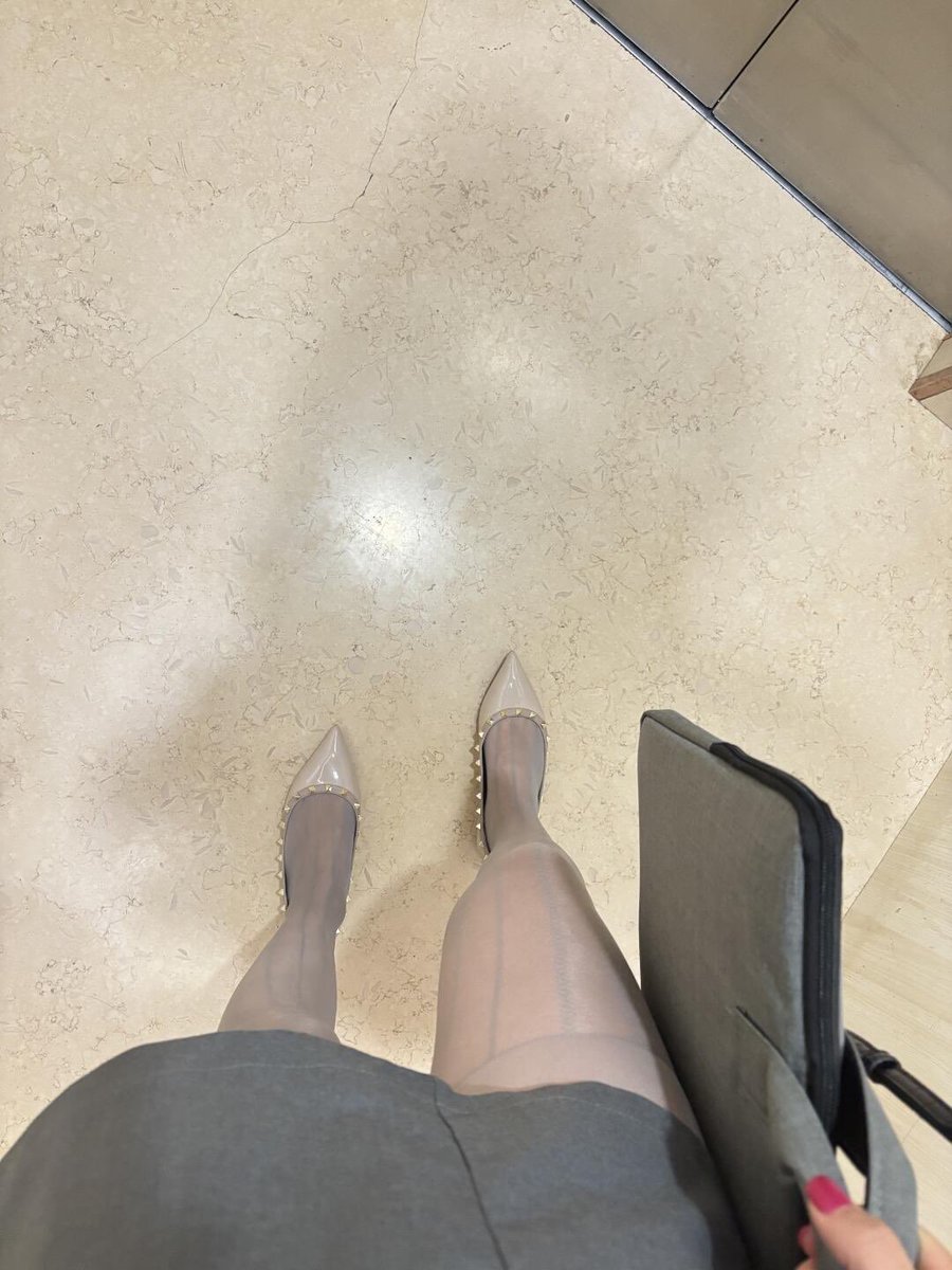 xiaoxunmai's tweet photo. 肉色丝袜把腿线拉得又细又长。 https://t.co/jdvowqMJN4