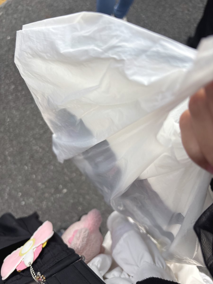 x26yn's tweet photo. 1冊だけ買いましたが、パニクりすぎて万引きするところでした🎶
売り子さん？が丁寧な人で助かった https://t.co/jANpCa2SL1