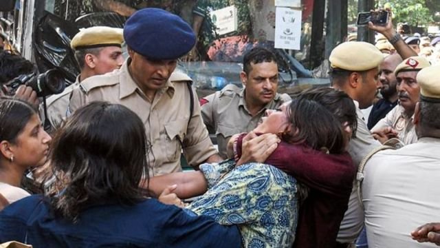 Shoonya_ydv's tweet photo. जंतर-मंतर पर रिपोर्टिंग करने गयी तीन महिला पत्रकारों ने दिल्ली पुलिस पर सेकसु_अल हैरेसमेंट का केस दर्ज़ कराया है. 

1. पहली पत्रकार - मैं नेहा बोरा के डिटेन करने की विडियो शूट कर रही रही थी तभी वहां पर ACP Vivek Bhagat आते हैं उनके साथ महिला पुलिस नहीं थी, वो मुझे डिटेन करने के लिए पकड़ते हैं उनका हाथ मेरे ब्रेस्ट पर था, दबाते हुए मुस्कुरा कर आगे बढ़ जाते हैं.

2. दूसरी पत्रकार - मैं योगेन्द्र यादव को डिटेन करने की विडियो शूट कर रही थी तभी एक पुलिस वाला आता है और अपना पेनीस मेरे बैक साइड में रगड़ रहा था, फ़िर जैसे मुड़ती हूं तो पुलिस वाला खड़ा था. फ़िर वह मेरी जांघों पर रगड़ता है. मैं छटक कर उससे सवाल करतीं हूं तो वह मुकर जाता है और वहां से भाग जाता है.