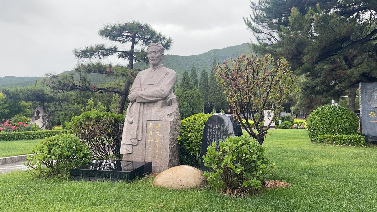 imjuning's tweet photo. [The tomb of the climbing pioneer displays a beautifully embedded stone relief and a portrait of the deceased who peacefully passed away last year.]， https://t.co/2ANzbzZIua