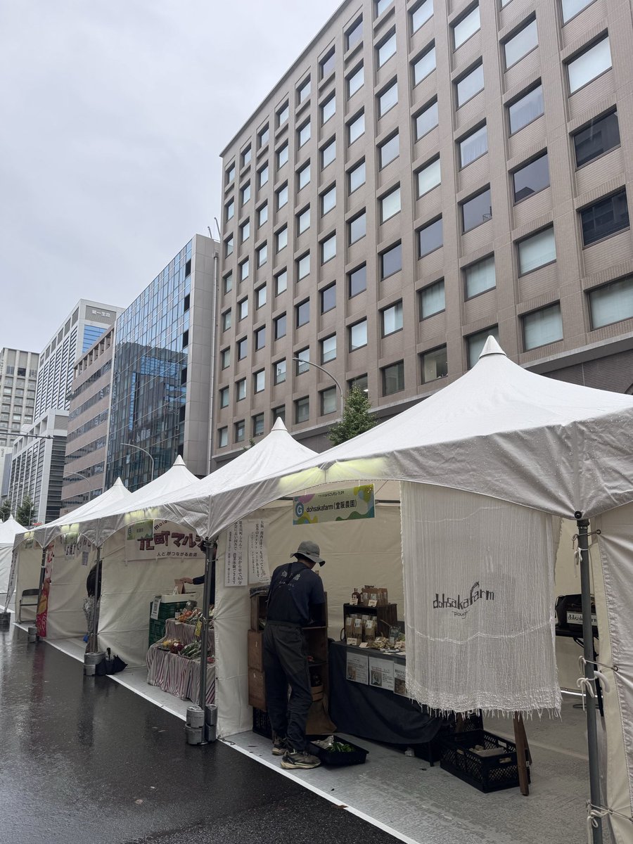 dohsakafarm's tweet photo. アフター万博　ひょうごレガシーフェスタ
18時までやっています
三宮京町筋

雨の中ですが、多くのスタンパーの方々にお越しいただいております　感謝

雨も小雨になるようなので、まだの方
巷でレアスタンプと言われているdohsakafarm。お待ちしております
#dohsakafarm 
#ひょうご万博レガシー https://t.co/I1IIhuNRbQ