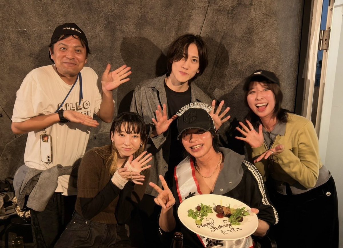 ruumi_nagina's tweet photo. 今日は、たつ兄のお誕生日。
先日、集まれるメンバーで、少し早めのお誕生日のお祝いをしました♫
お誕生日おめでとうございます😊

詩織ちゃんとは、別日にランチおデート🍽️

#謎解きはディナーのあとで 
#上田竜也　さん
#玉井詩織　ちゃん（ももいろクローバーZ）
#植原卓也　くん
#シューレスジョー　さん