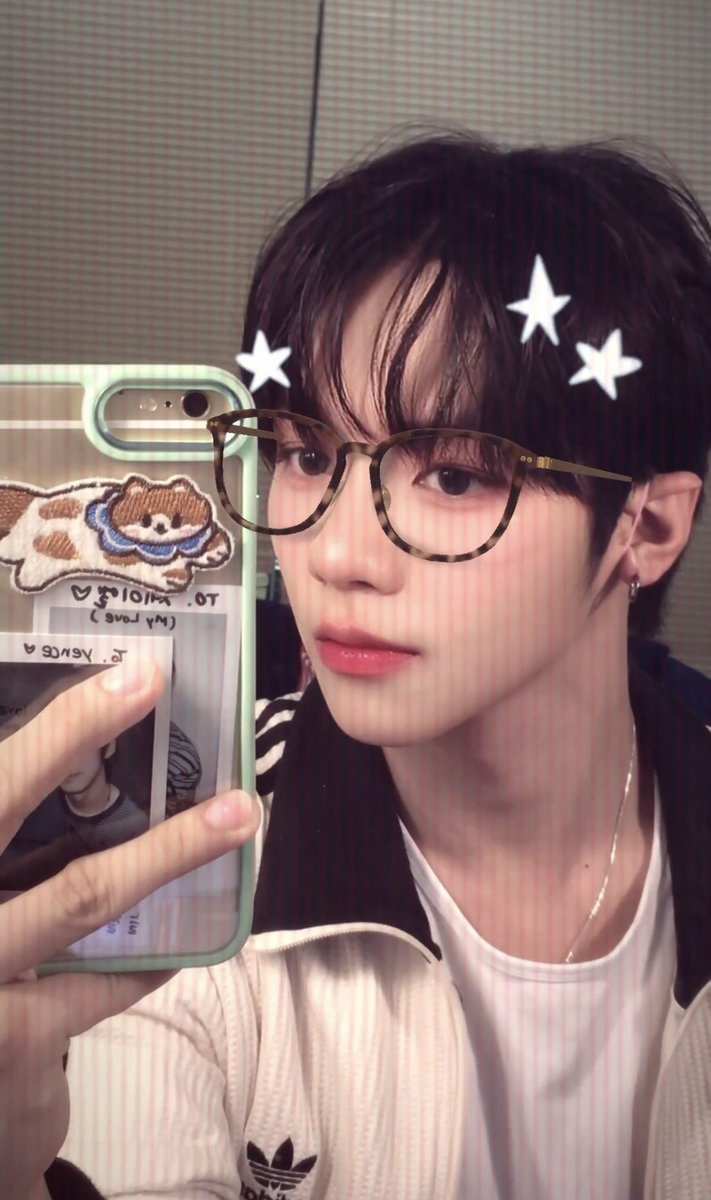 xoulsz's tweet photo. “to. jl ♡ (my love)
“to. yence ♡ [love]”

???????????? WDYM HE HAS THESE POLAS OF JEONGWOO AT THE BACK OF HIS PHONE BRAH ?!?! JEUJEUTZ THIS IS NOT CASUAL BEHAVIOR https://t.co/um6J28nHYx