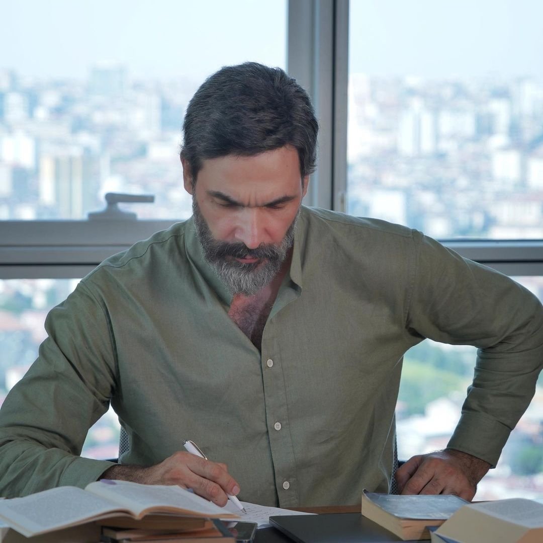 YanbalTurkan's tweet photo. Kullandığı kelime ve kurduğu cümlelerle kendi resmini çizer insan… 

Ve bu resim, insanın kendi suretinden daha sahidir.

@ugur_isilak https://t.co/Tbh1y13Ipp