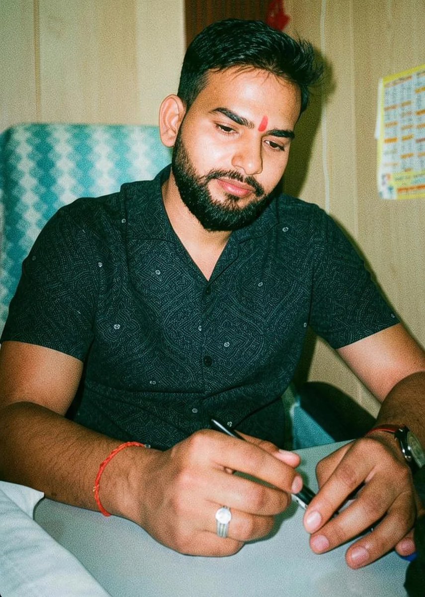 Avneesh15659274's tweet photo. क्या लेकर आए थे क्या लेकर जाओगे...
दो वक्ता का खाना खाकर सो जाओगे..
          पंडित ✍️ https://t.co/bp7i6vHGU0