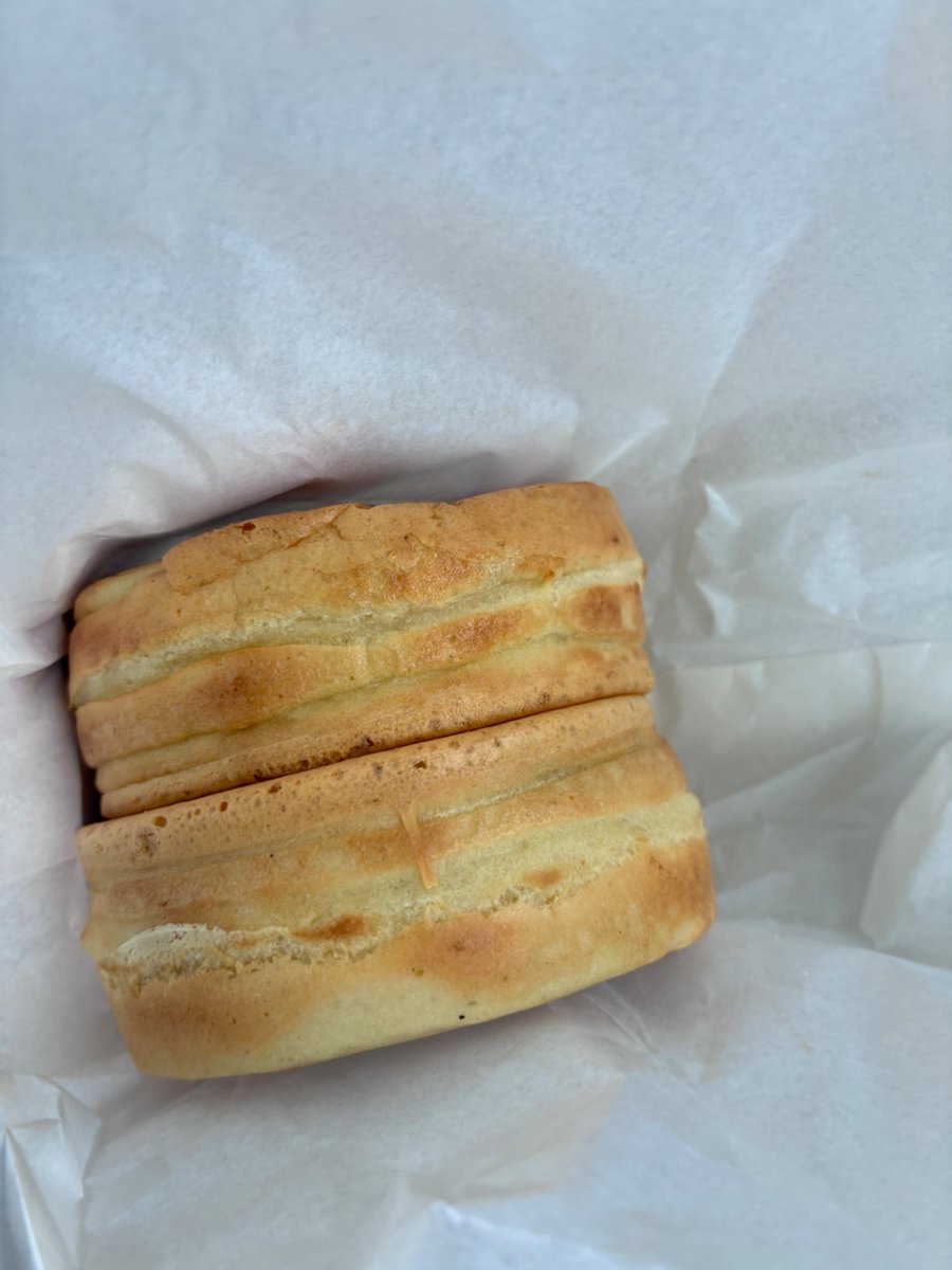 type3962's tweet photo. 小麦粉から作られた生地がアンコを包んでいるお菓子こと「御座候」
出来立てはマジ美味い https://t.co/g1oMgKBEER