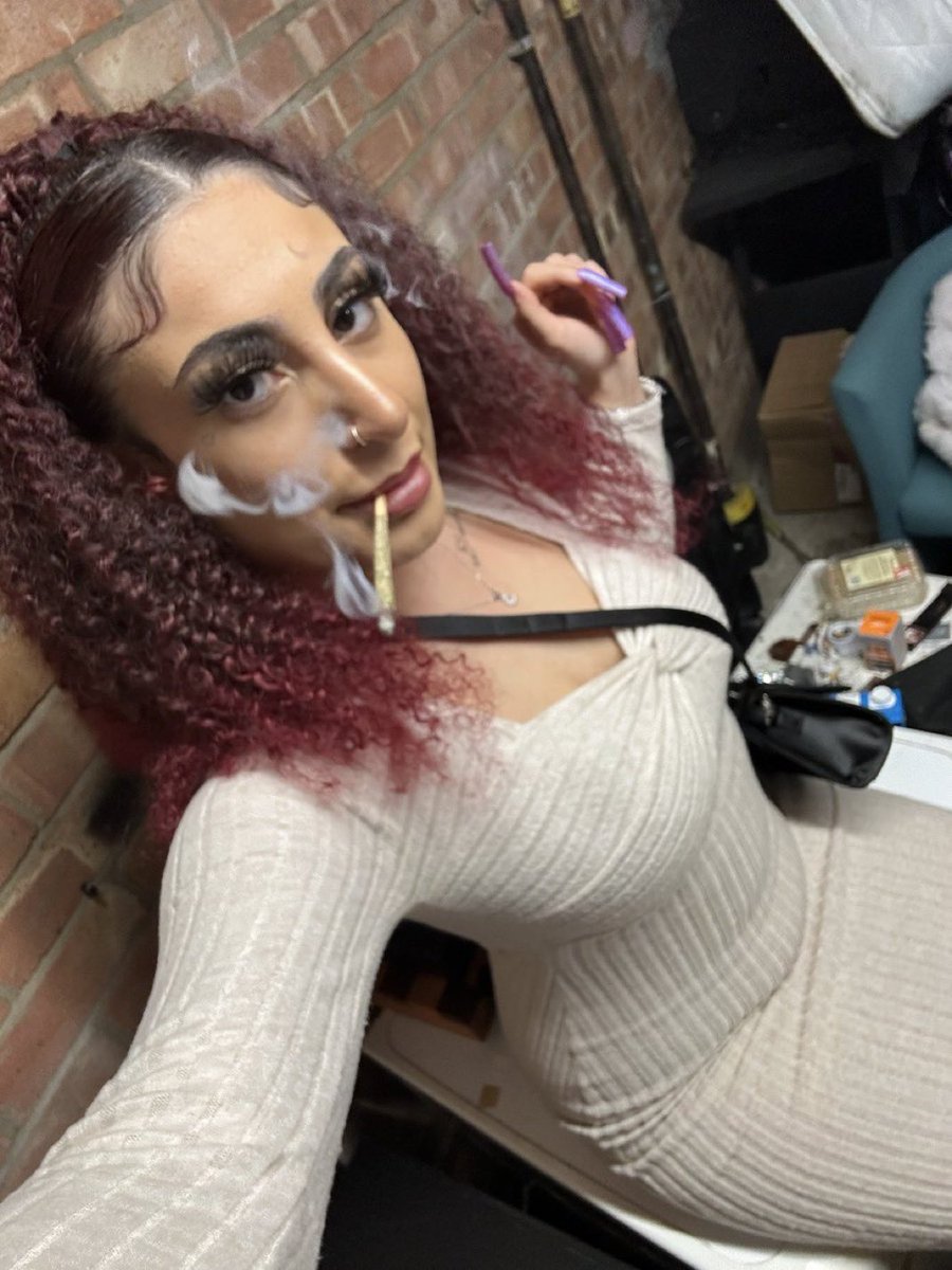 curlybratjadaa's tweet photo. Hey, follow this link to send me money on Revolut: https://t.co/hYBG0eACgy https://t.co/NnmeVnfcHo