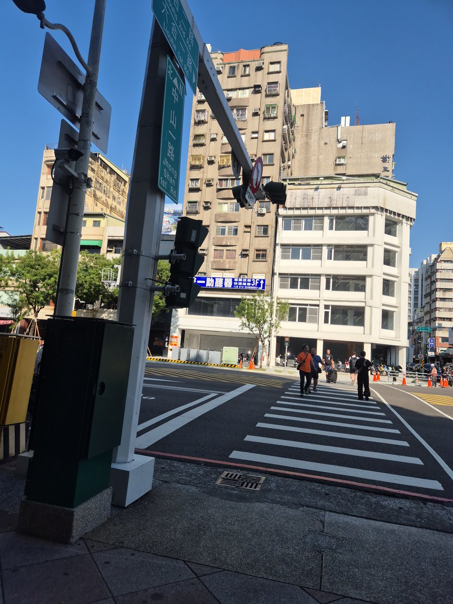 p312619's tweet photo. 플리야 중요한게 안 들었고 많을테니까(?) 상관없겠지만.. 여튼 저기 표지판 하얀기둥에 뒀어... https://t.co/Mpv98y3ngc