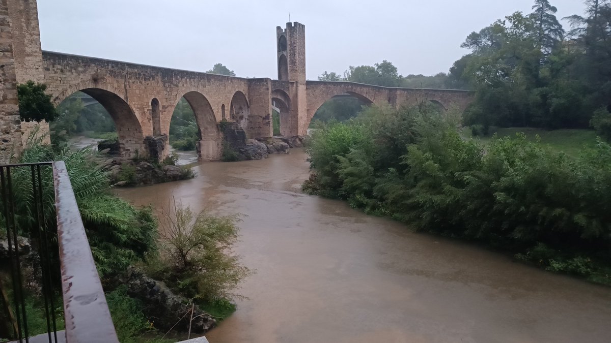 totipm's tweet photo. Bon dia des de Besalú🧐
Aquesta nit 45 l. Tot i que el Ganganell ha crescut el Fluvià no ha se n'ha pas assabentat al menys de moment😃
#ElTemps3Cat  #meteo https://t.co/NIRp9RXPXO 🤔 https://t.co/Yt7k69O58a