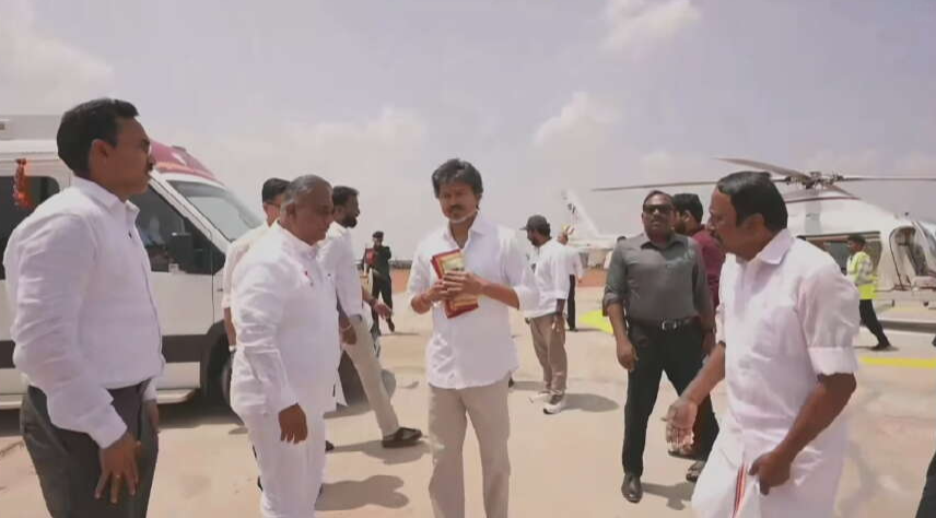 sunnewstamil's tweet photo. #JUSTNOW | தாராபுரம் இடைத்தேர்தல் ரோடு ஷோவுக்காக ஹெலிகாப்டரில் வந்திறங்கிய முதல்வர் விஜய் - அமைச்சர்கள் வரவேற்பு
#SunNews | #Dharapuram | #TVKVijay https://t.co/CFrZXF33VL