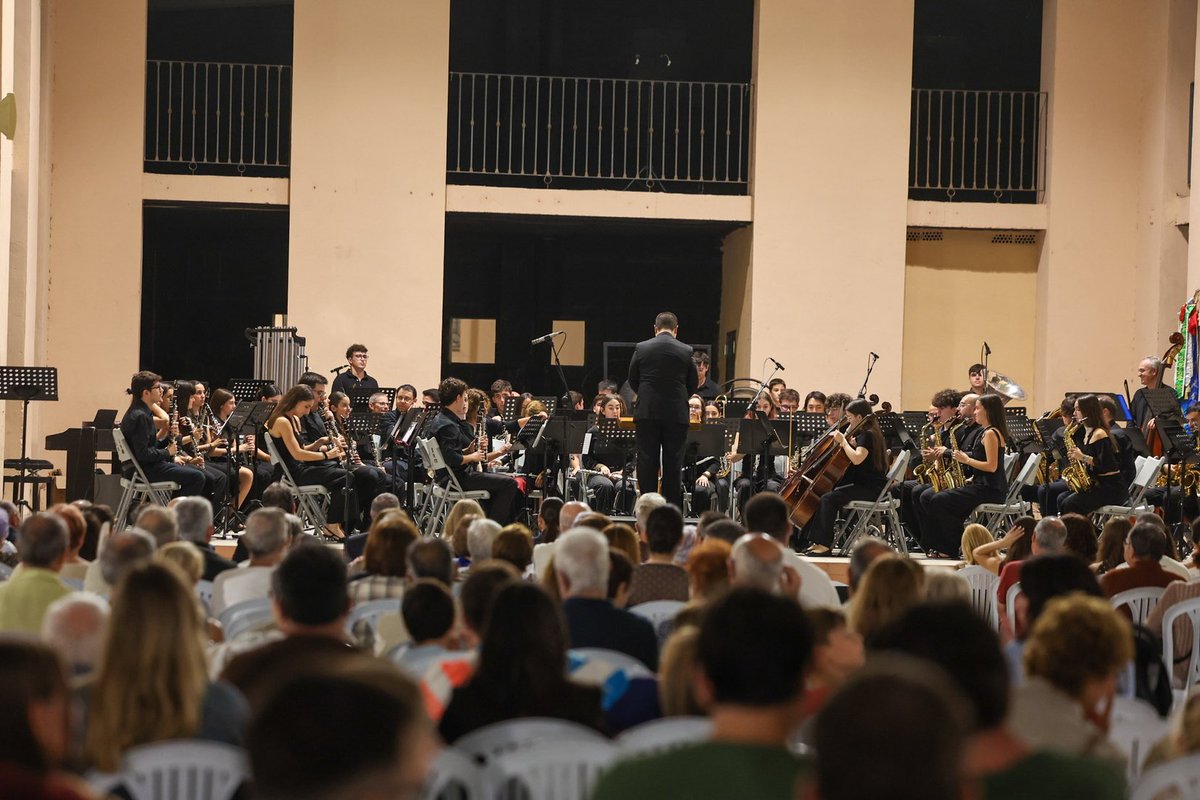 JCF_Valencia's tweet photo. 🎶 Vinalesa va acollir anit el XXXII Festival de Bandes de la localitat.

🎷🎻 L’esdeveniment cultural va comptar amb la participació de la Banda de la Societat Renaixement Musical de Vinalesa com a banda amfitriona i de l’Agrupació Musical l’Alcalatén de l’Alcora com a banda convidada.

💫 A més, es va comptar amb la presència de la FMV, que va tornar a escoltar el seu pasdoble «Carmen Prades» junt amb el seu compositor, Carlos Vallés Donate.

📸 @Fotofilmax