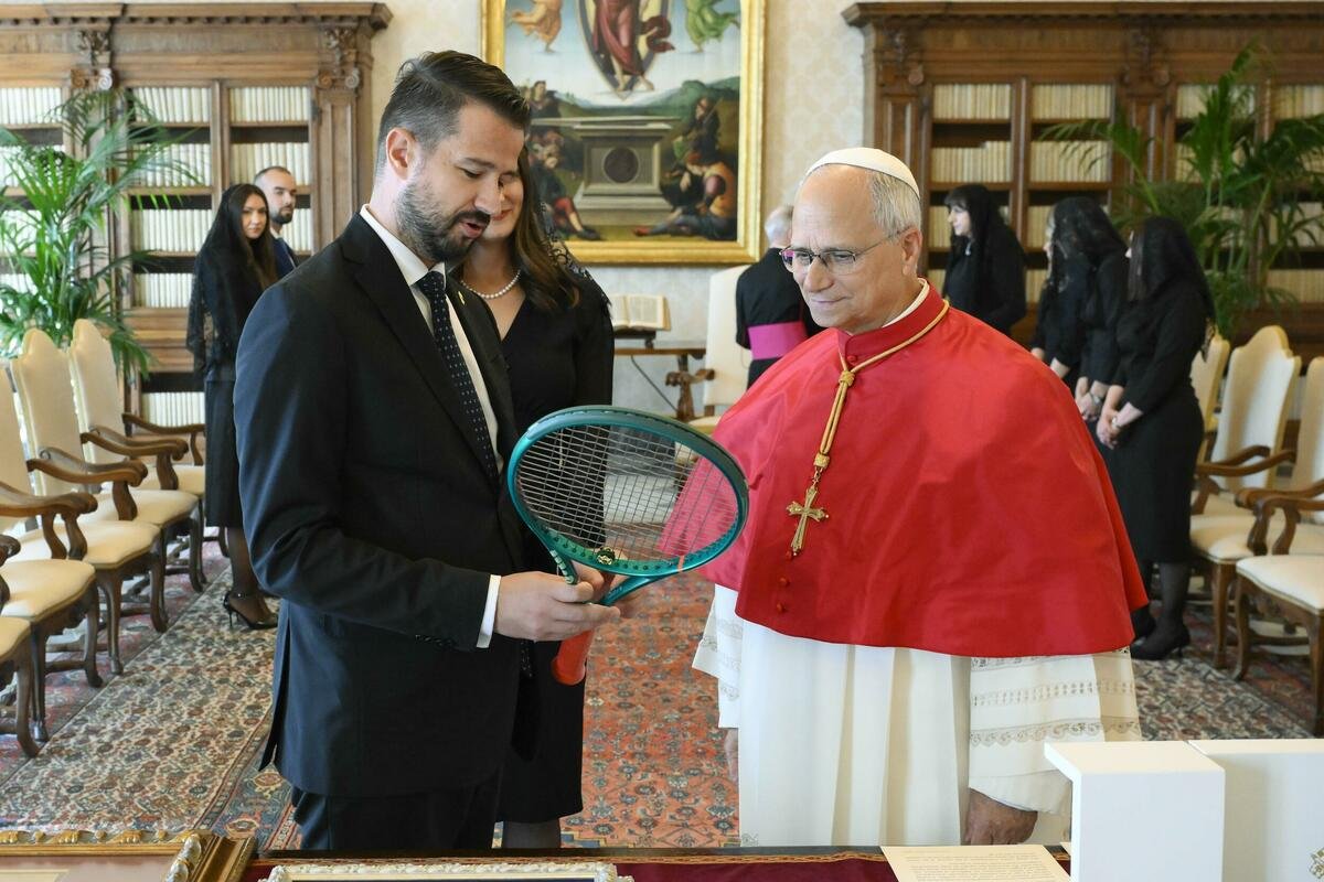 Dioklecianus's tweet photo. E vidite, ovo je naš nacionalni sport.
- Tenis?
Ne, reket. https://t.co/z40wj84YXQ