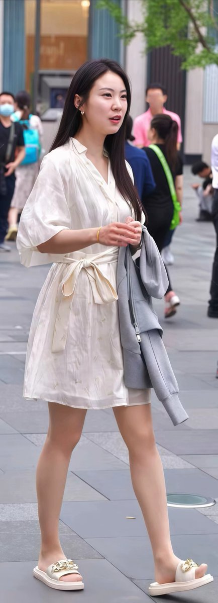 hqdMVPiR9XvH2Nf's tweet photo. [Yiyiyan's clothes look so fitting and elegant!]， https://t.co/1Fv1fS87fF