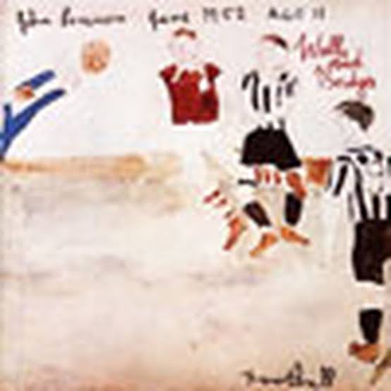 yesterdaypills's tweet photo. John Lennon  -   Walls and Bridges

4 ottobre 1974 arriva nei negozi britannici Walls and Bridges, il quinto album solista di John Lennon. Negli Stati Uniti era uscito pochi giorni prima, il 26 settembre. L’album era stato registrato a New York tra luglio e agosto, in un periodo della sua vita che sarebbe passato alla storia come il “Lost Weekend”, i diciotto mesi di separazione da Yoko Ono.
Ma chiamarlo semplicemente il disco del “Lost Weekend” rischia di essere riduttivo. 
Dentro Walls and Bridges c’è un uomo inquieto, spesso malinconico e ancora alle prese con la solitudine e con il rapporto con Yoko, ma anche sorprendentemente vitale e creativo. In Going Down on Love, What You Got, Bless You e soprattutto Scared affiorano vulnerabilità, rimpianto e paura, mentre Whatever Gets You Thru the Night e Beef Jerky mostrano un lato più energico e ironico. 
È anche un album nel quale lui sembra ricominciare a guardare contemporaneamente al proprio passato e al proprio futuro. La presenza di Elton John, che suona il piano e canta nei cori di Whatever Gets You Thru the Night, porta una nuova energia alle sessioni. Quel brano diventerà il primo e unico singolo di Lennon arrivato al numero uno negli Stati Uniti durante la sua vita. E poi c’è #9 Dream, una delle composizioni più evocative dell’album, insieme a Nobody Loves You (When You’re Down and Out), quasi una confessione messa in musica. 
Anche la copertina racconta qualcosa di John Lennon, utilizzando alcuni disegni realizzati quando aveva undici anni, recuperati dal suo passato e trasformati nell’immagine di un disco nato invece in un momento di profonda instabilità personale.
Il titolo Walls and Bridges sembra quasi fatto apposta per quel momento della sua vita. Lennon stesso spiegò nel 1974 che non era nato come una dichiarazione programmatica, ma era un titolo che gli piaceva e che finì per adattarsi a un album difficile da racchiudere in una sola idea. 
Muri e ponti, separazioni e possibilità di comunicare, passato e futuro. Forse è proprio questa la forza di Walls and Bridges, non è il ritratto di un Lennon semplicemente perduto, ma quello di un artista che, nel pieno di una fase personale confusa, riesce ancora a trasformare la propria inquietudine in musica. E mentre il suo matrimonio è in crisi, la sua vita privata è movimentata e il futuro appare tutt’altro che definito, realizza uno dei suoi album più umani e, a tratti, più luminosi.
#Beatles  #Yesterdaypills #JohnLennon