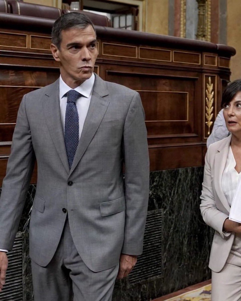 Lauri_ten's tweet photo. Es tan tierno ver a los socialistas usar el hastag #YovoteSi.
Saben que si no lo hacen, su amo se enfada, y le tienen miedo.
Sólo basta mirar esta foto para ver la cara del felón y la de Isabel Rodriguez.
Una víctima ante un maltratador.
Esto es Sánchez. https://t.co/EwiA6yXOrw