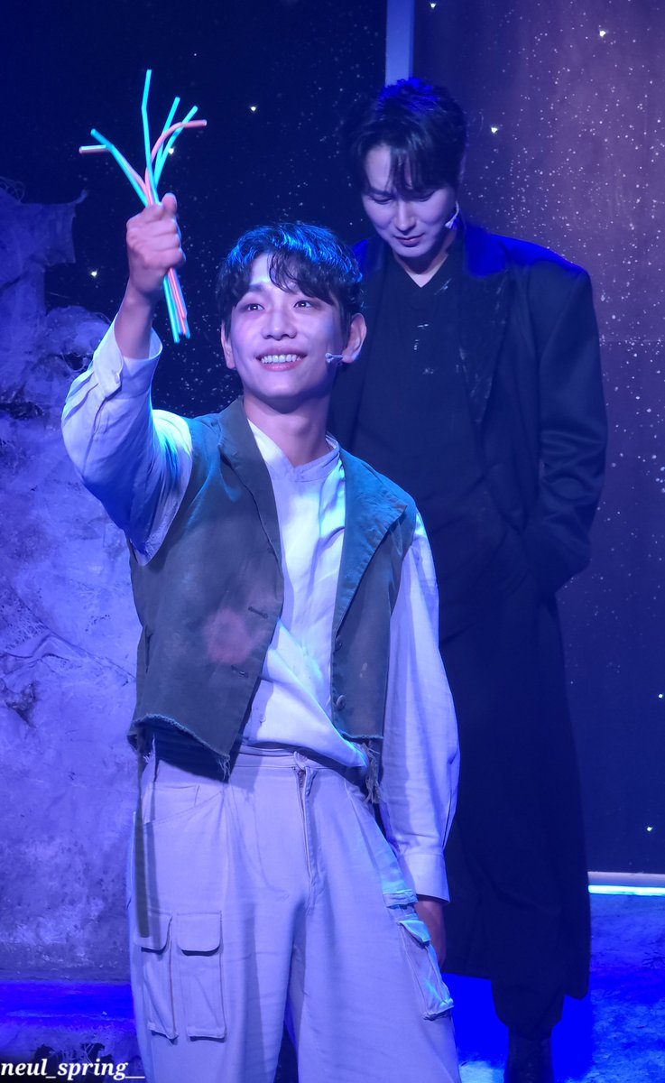 neul_spring__'s tweet photo. 261004 죽음에 관하여 커튼콜

빨대 꽃 엔딩(?

#신주협 #조성윤 https://t.co/3EvPPsTF4O