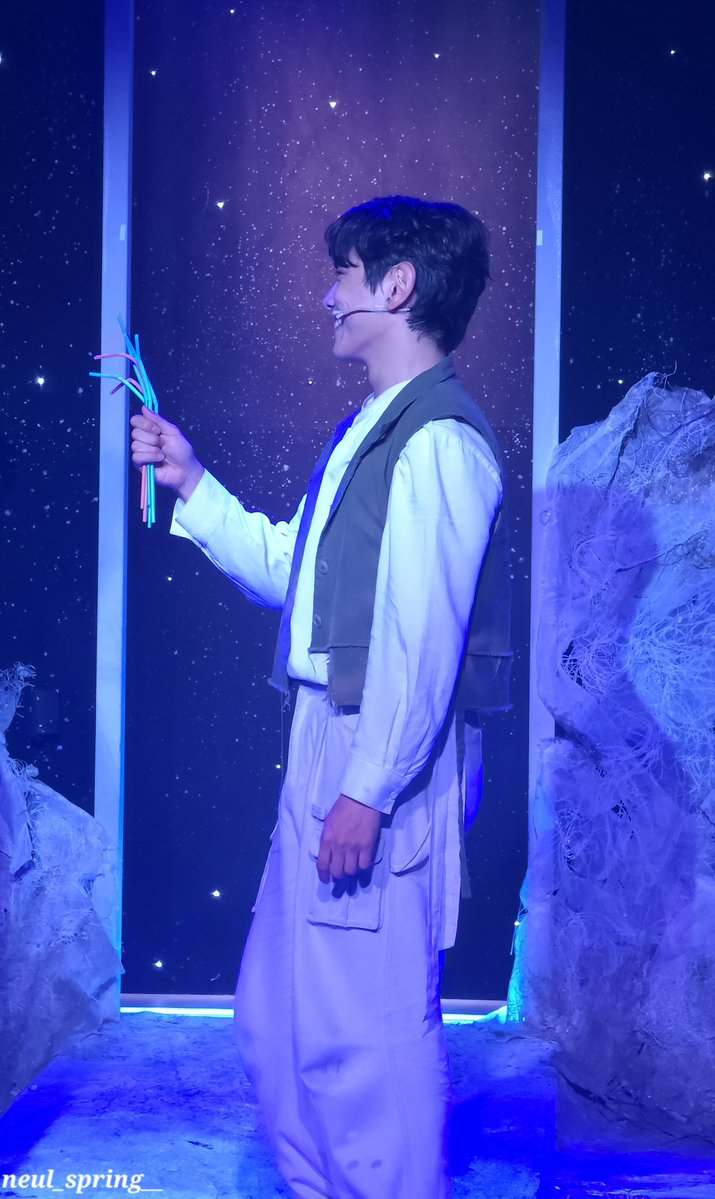 neul_spring__'s tweet photo. 261004 죽음에 관하여 커튼콜

빨대 꽃 엔딩(?

#신주협 #조성윤 https://t.co/3EvPPsTF4O