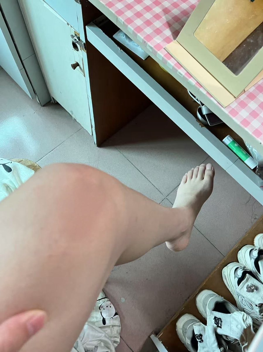Hxhyib's tweet photo. 请大家看脚第二弹哈哈 #女大学生 #反差 https://t.co/pLRSEKNQYK