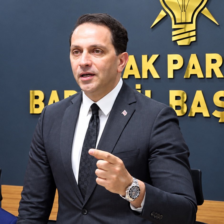 ajansmuhbir1923's tweet photo. Mücahit Birinci: “Hadi Abi vatandaş der ki; ‘Bizim de katlarımız, villalarımız, lüks dairelerimiz, Tekirdağ'da bir sürü arsamız olsun...

Biz de demoralize olalım, biz de ağlayalım…’” https://t.co/Lb9WfacLeK