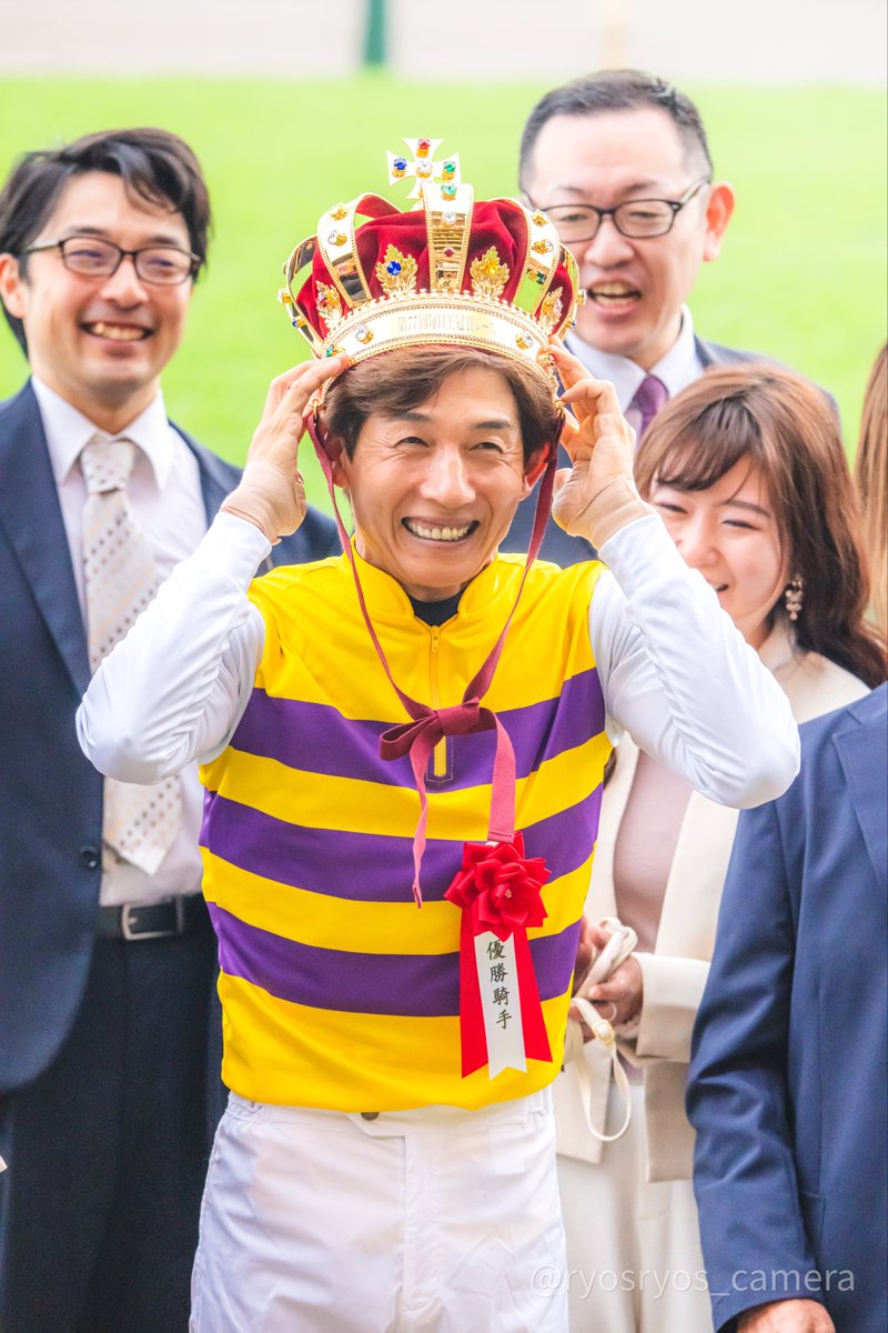 ryosryos_camera's tweet photo. 最初は被るの遠慮してたけど、客席からの被ってー！！の声におされて、照れながらも王冠被ってダブルピースしてくれる可愛い幸さん

2026.10.4 東京競馬場 11R
 #毎日王冠  #幸英明 騎手 https://t.co/BtPtYbRaq7