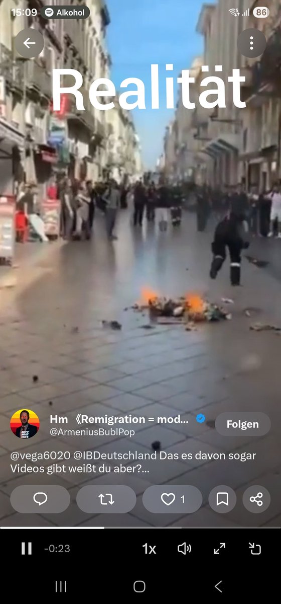 vega6020's tweet photo. @JulianAdrat Sie zeigen dieses Foto nicht, weil es massiv bearbeitet und manipuliert wurde! 

Die Gruppe Menschen (nur Ausländer) gab es gar nicht. https://t.co/kb64yAyYV6