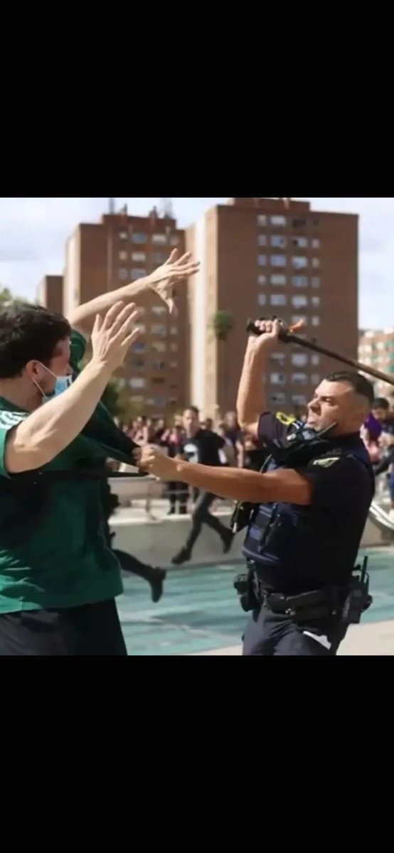 LozanoCurado's tweet photo. Mira, este servidor público, que cobra de tus impuestos y los míos, ayer porra en mano, apáleo sin miramientos a todo lo que se movía a su lado, peligrosamente, a la altura de la cabeza, falló porque su rabia le nubló la puntería.
Te pegan con un porra muy bonita, con banderita https://t.co/thNL7hgaLr