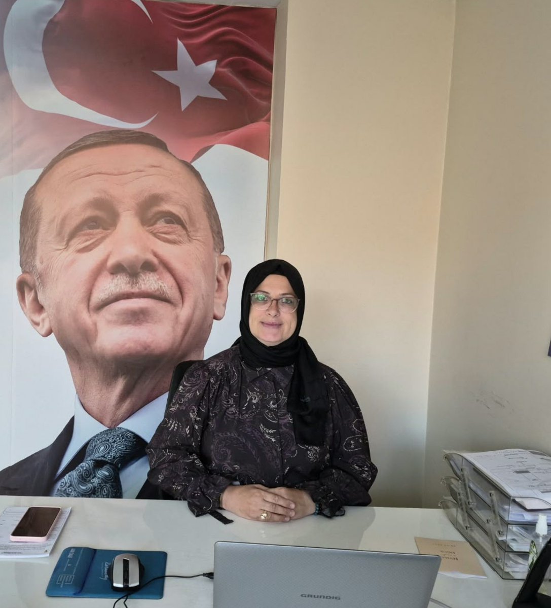 AK_Parti_GOP's tweet photo. Gaziosmanpaşa İçin Nöbetteyiz!

İlçe Başkanlığımızda nöbet görevini, İlçe Yönetim Kurulu Üyemiz Sn. Özlem Sönmez üstleniyor.

Soru, öneri ve talepleriniz için kendisini ilçe binamızda ziyaret edebilir veya 0212 615 16 16 numaralı telefondan bizimle iletişime geçebilirsiniz. https://t.co/90wwQN00fg