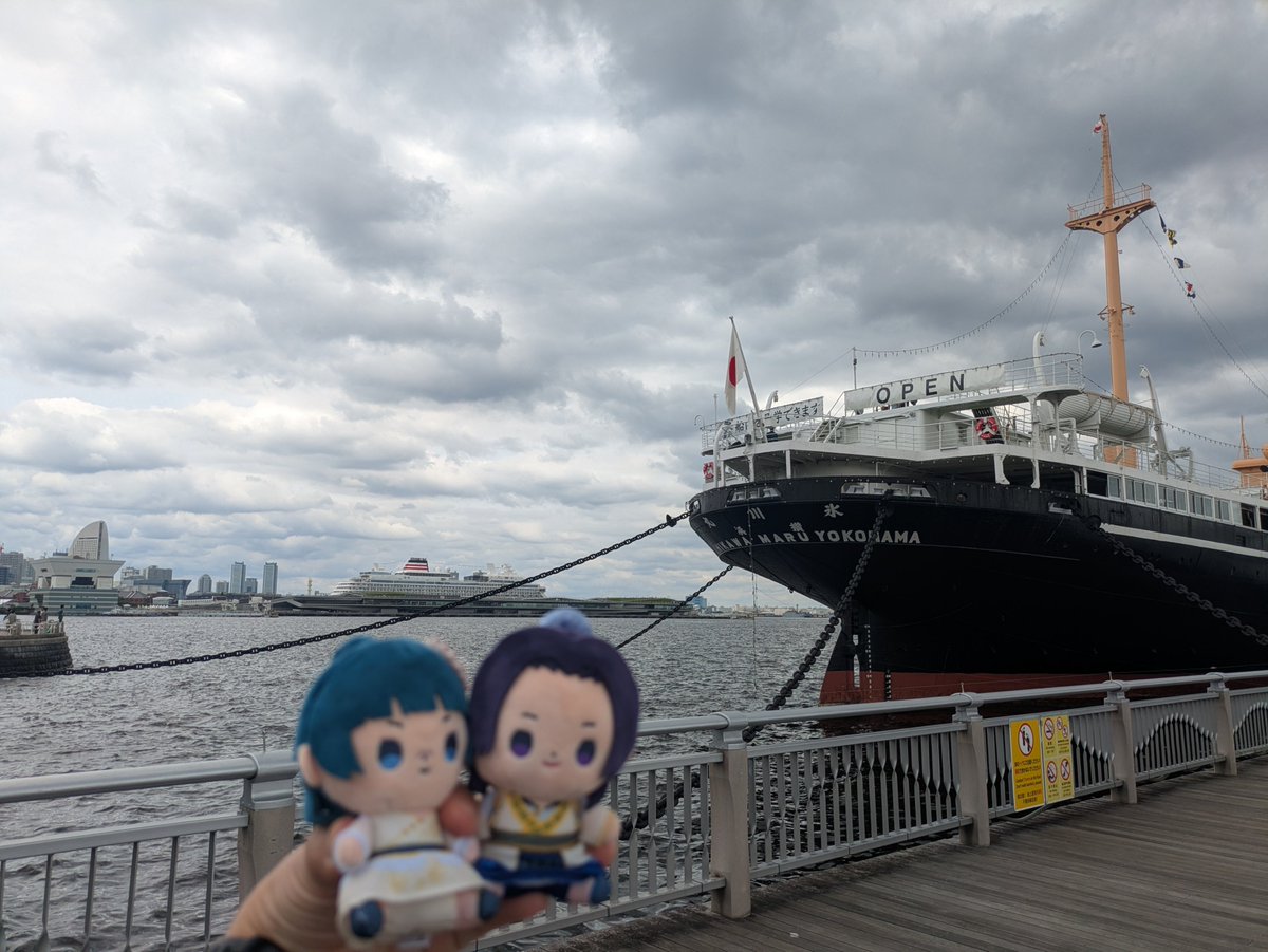 emickeyhappy's tweet photo. 🐈‍⬛ ͗園遊会以来の横浜ですね
🌙娘達は水族館で推し活、夫婦は仲良く街歩きか
🐈‍⬛ ͗しっかり持ち主の推し活も兼ねてますけどね
🌙海を見ながら大鶏排と豚まんで昼食か、いいものだな
🐈‍⬛ ͗あっ!! トンビが次女さんの大鶏排を奪って飛んでいきました！
🌙可哀想に…しかしトンビが鶏肉を食すのか…共喰い… https://t.co/nRjgUdtSSX