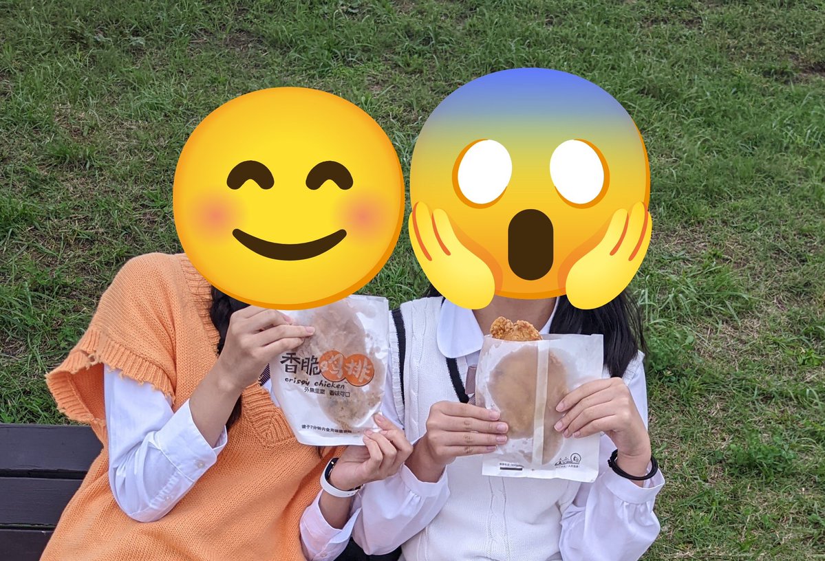 emickeyhappy's tweet photo. 🐈‍⬛ ͗園遊会以来の横浜ですね
🌙娘達は水族館で推し活、夫婦は仲良く街歩きか
🐈‍⬛ ͗しっかり持ち主の推し活も兼ねてますけどね
🌙海を見ながら大鶏排と豚まんで昼食か、いいものだな
🐈‍⬛ ͗あっ!! トンビが次女さんの大鶏排を奪って飛んでいきました！
🌙可哀想に…しかしトンビが鶏肉を食すのか…共喰い… https://t.co/nRjgUdtSSX