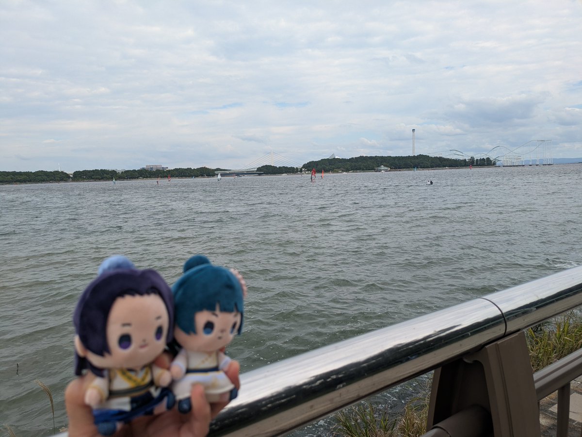 emickeyhappy's tweet photo. 🐈‍⬛ ͗園遊会以来の横浜ですね
🌙娘達は水族館で推し活、夫婦は仲良く街歩きか
🐈‍⬛ ͗しっかり持ち主の推し活も兼ねてますけどね
🌙海を見ながら大鶏排と豚まんで昼食か、いいものだな
🐈‍⬛ ͗あっ!! トンビが次女さんの大鶏排を奪って飛んでいきました！
🌙可哀想に…しかしトンビが鶏肉を食すのか…共喰い… https://t.co/nRjgUdtSSX
