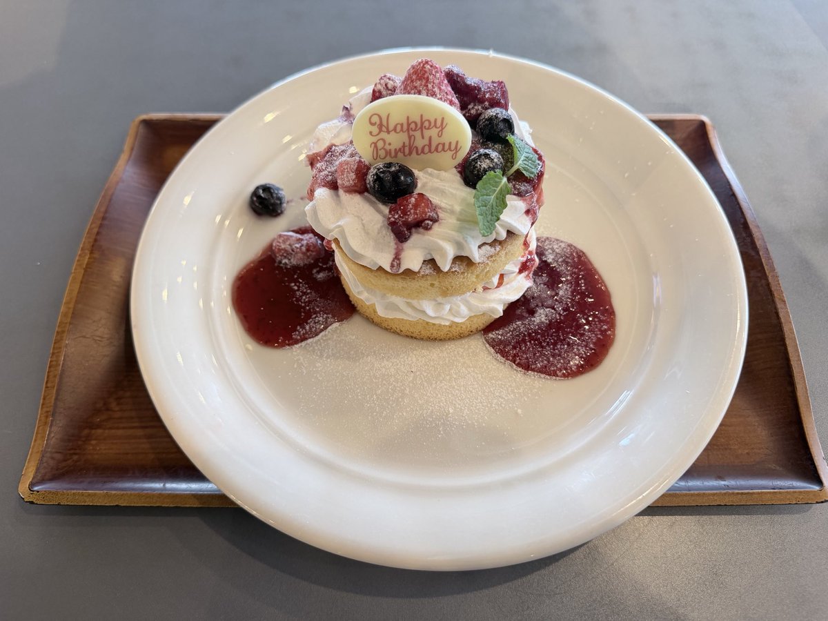 o0_yk_'s tweet photo. 毎年ジョイポリス内でケーキを食べる！と言いつつアトラクションに熱中しすぎて食べ忘れて終わることが多かったのですが、今年はやっとジョイポリス内でケーキを食べました。
カロリーの味がしました。 https://t.co/DlirDJHsXn