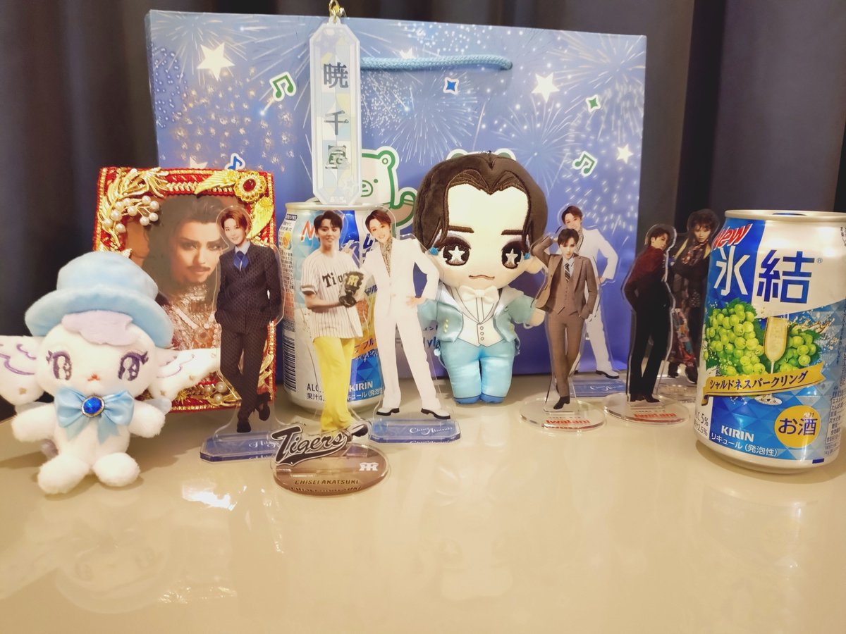 gorumomo22's tweet photo. 昨夜友人との酒盛り写真なんだけど酒よりごひいきの方が多くて草(違うアクスタが一体あります) https://t.co/BGBenEFdBj