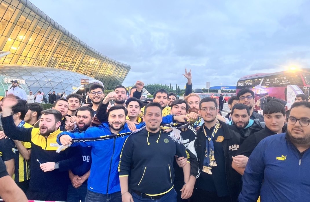 Alkolikyorumlar's tweet photo. Azerbaycan’da Galatasaray taraftarı daha fazla değil miydi?

Rıdvan’ı yüzlerce Fenerbahçe taraftarı karşılamış. https://t.co/fTfAhfDqIx