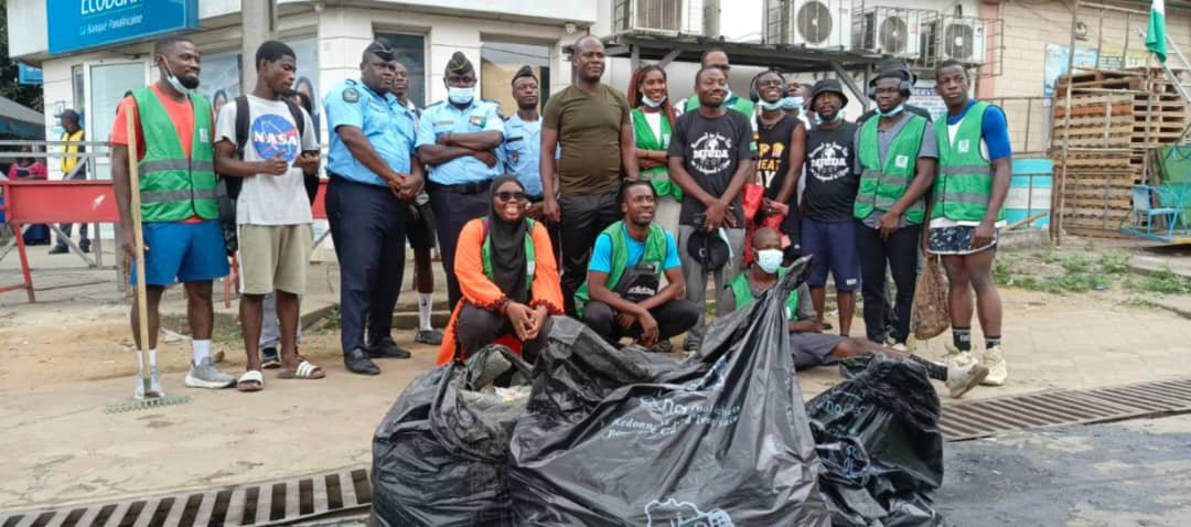 adjouffour's tweet photo. Quand la jeunesse décide de prendre soin de sa commune…  🧹🇨🇮 merci ONG MJUDA et ONG Pas à Pas Zéro Déchet  pour cette belle collaboration 
Challenge 90 jours nettoyons Abidjan.
Rejoins le mouvement 
#adjouffoutv https://t.co/6tQ8QRdxdc