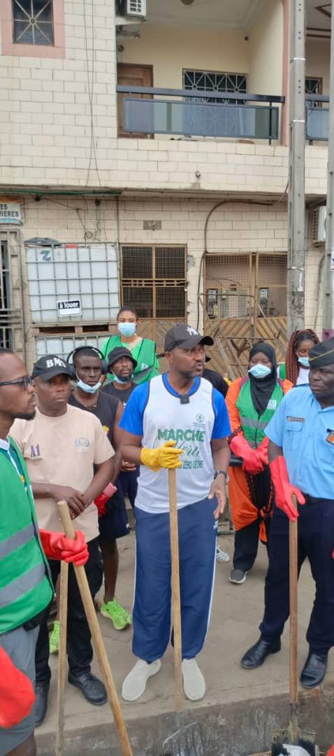 adjouffour's tweet photo. Quand la jeunesse décide de prendre soin de sa commune…  🧹🇨🇮 merci ONG MJUDA et ONG Pas à Pas Zéro Déchet  pour cette belle collaboration 
Challenge 90 jours nettoyons Abidjan.
Rejoins le mouvement 
#adjouffoutv https://t.co/6tQ8QRdxdc