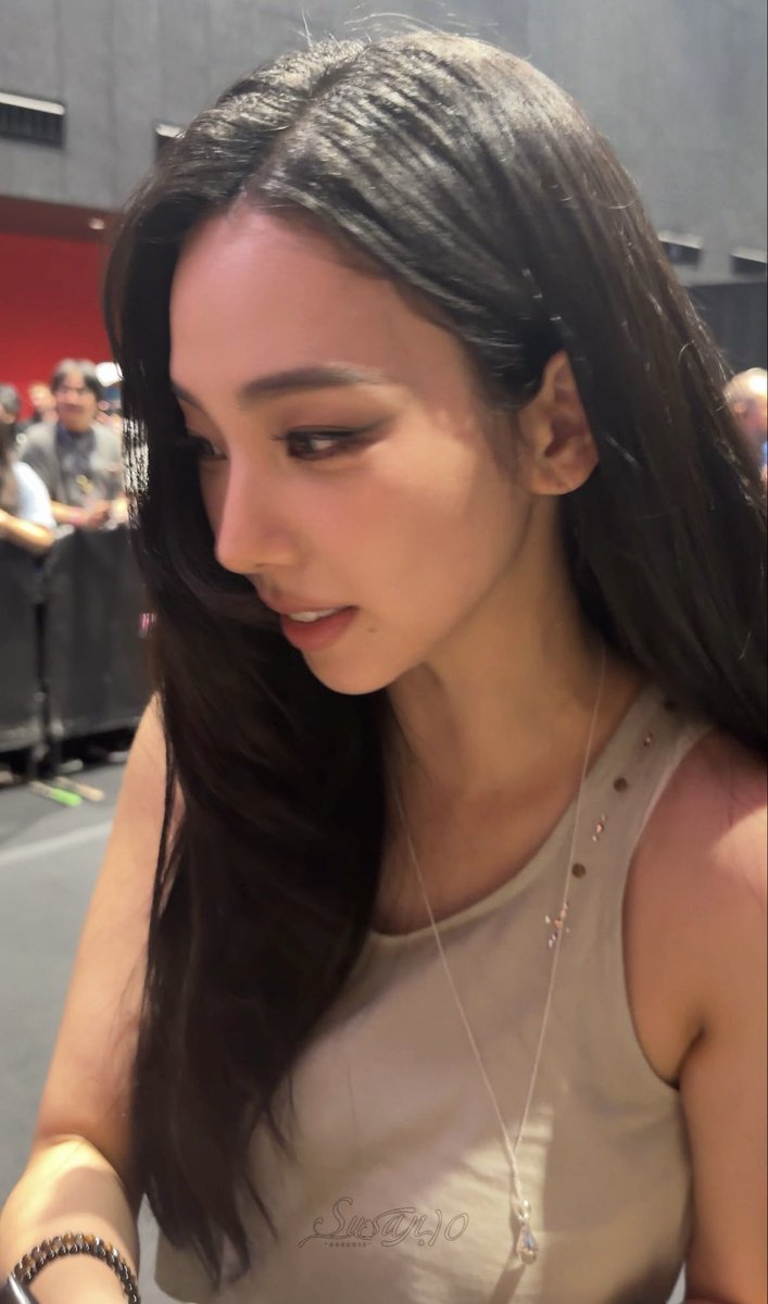 ujiminphoria's tweet photo. OMFG KARINA?? SHE’S SO PRETTY UPCLOSE https://t.co/U2Fe9foJ1f