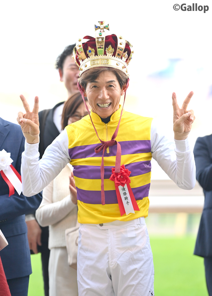 gallop_keiba's tweet photo. 取り急ぎ、#幸英明 騎手の王冠姿を👑 https://t.co/bowc9LTpWm