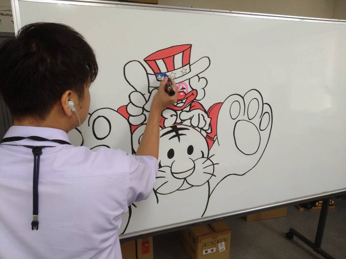 vavide_saku's tweet photo. 🎨✨ただいま制作中✨🎨

Tさんがホワイトボードに
なにやら描いております…👀💭

これはもしや…新しいアレ…ってコト⁉️🤡

今回もTさんの本気が炸裂中🔥
どんな仕上がりになるのか、ひなちも楽しみです♪

完成したらまたお披露目しますね〜🙌✨ https://t.co/3y59TjPrRH