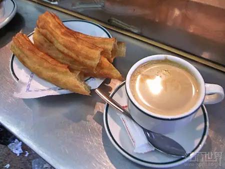 Alanaaldenz4k's tweet photo. Hoy desayunamos churros con chocolate, él se manchó la cara con la nata y le saqué una foto. ， https://t.co/ihaNRvzdhH